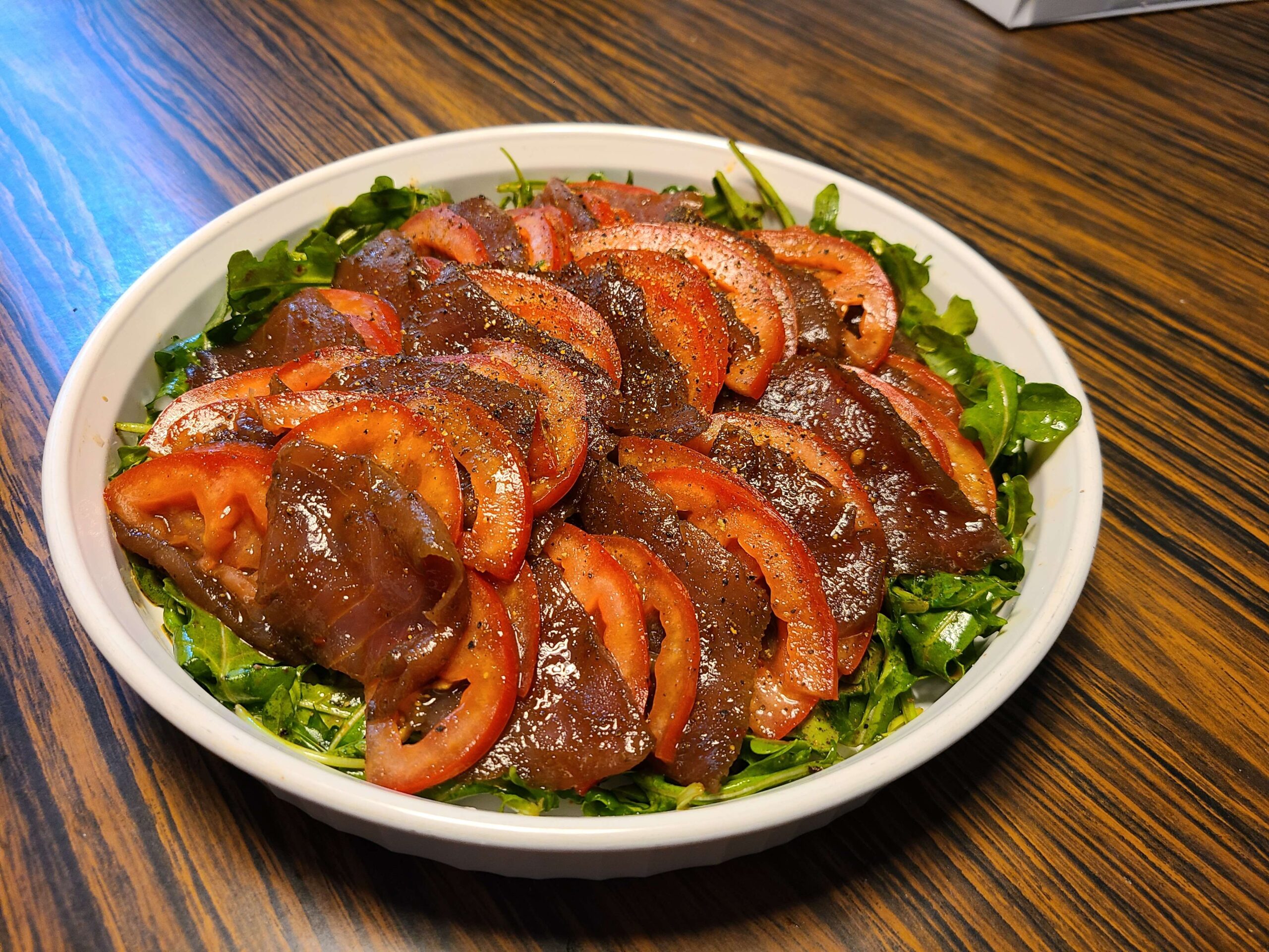 Tuna sashimi with tomato and arugula